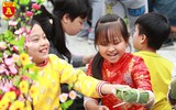 Học sinh Hà Nội thích thú gói bánh chưng ngày Tết